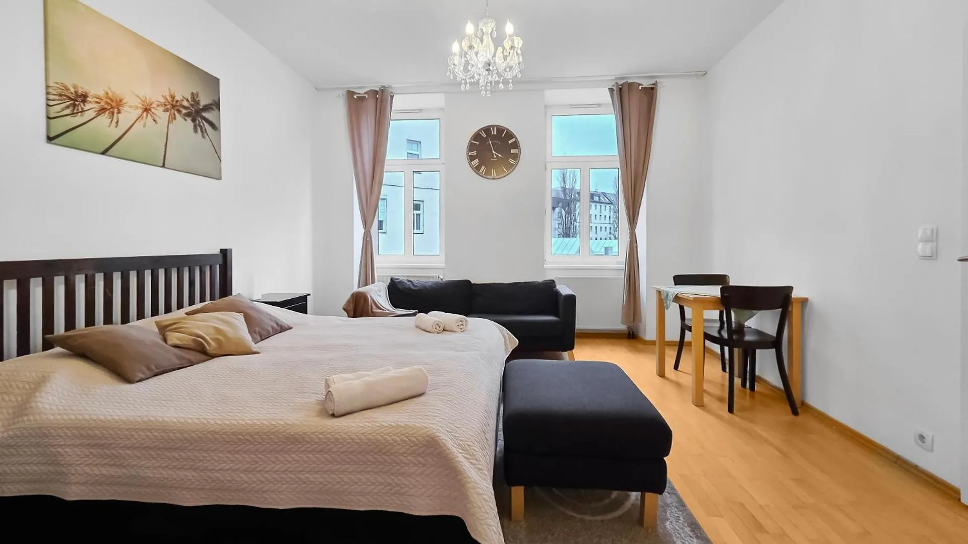 Three King-Size Beds, Three Bedrooms Viena