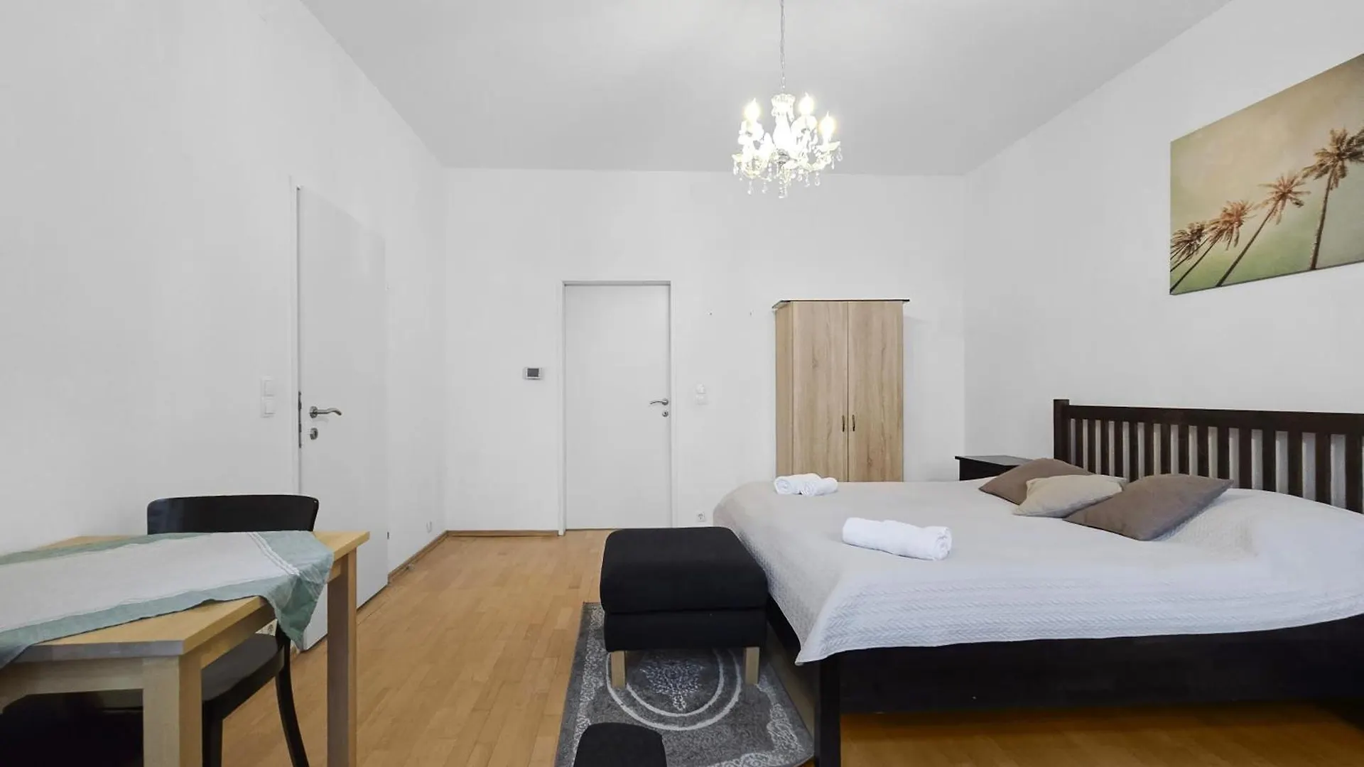 Three King-Size Beds, Three Bedrooms Viena Austria