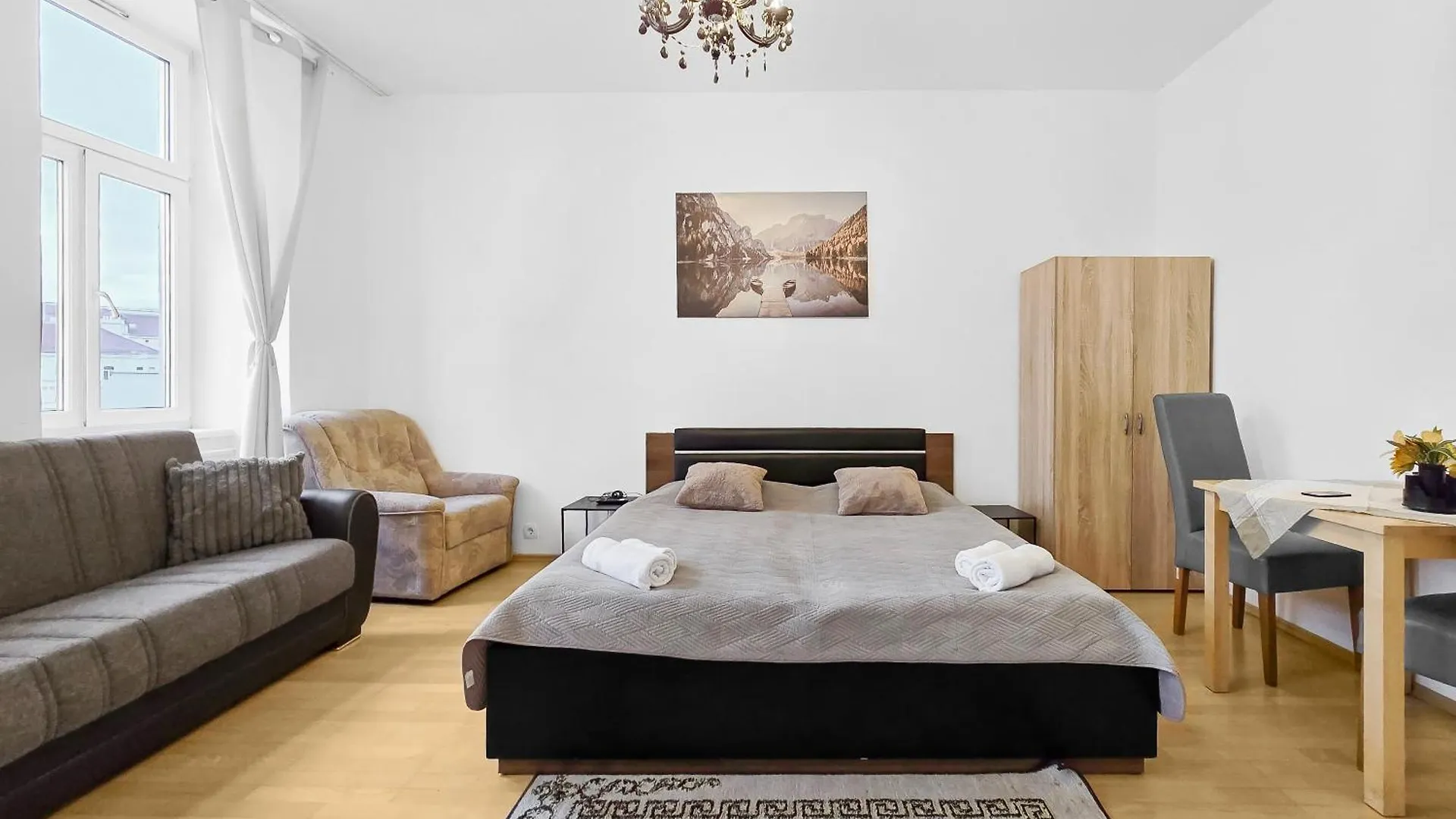 Three King-Size Beds, Three Bedrooms Viena 0*,  Austria