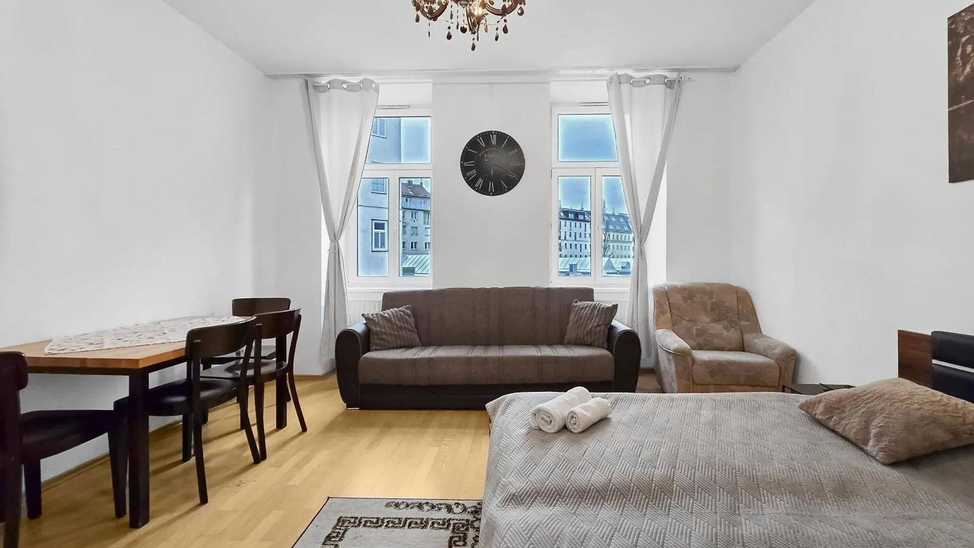 Three King-Size Beds, Three Bedrooms Viena 0*,